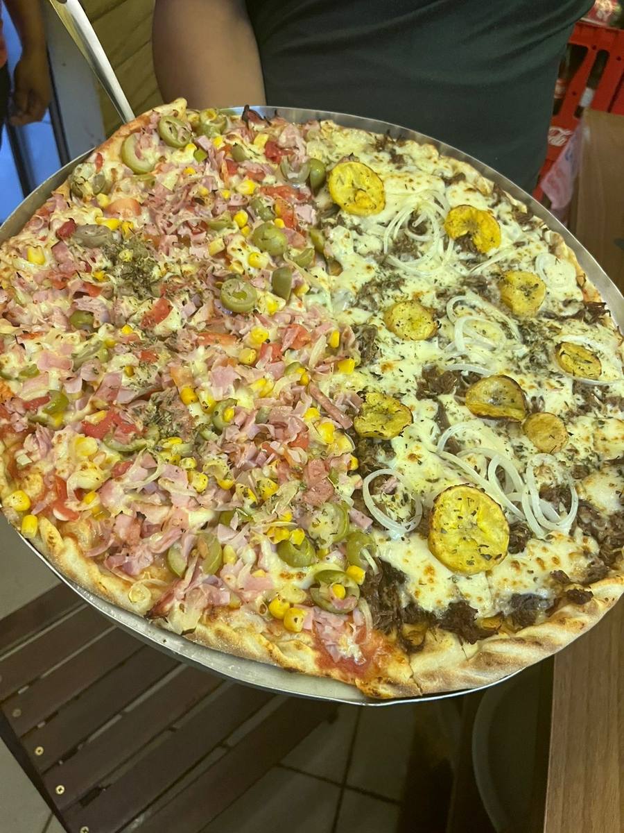 Pizza gigante de dois sabores saindo para entrega